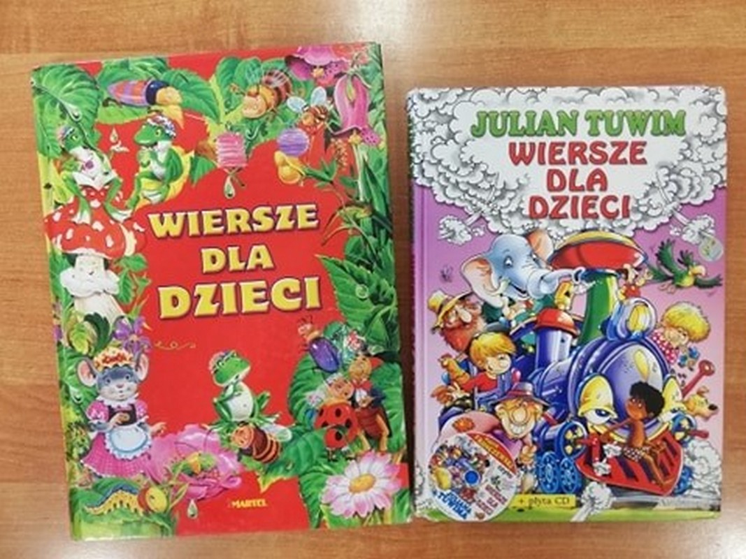 dwie kolorowe ksiązki leżące na stole. Wiersze dla dzieci Juliana Tuwima, druga na czerwonym tle - tytuł Wiersze dla dzieci